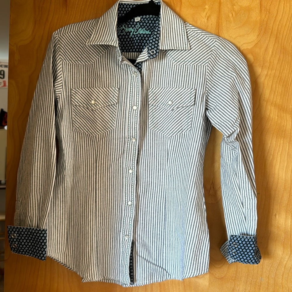 Adorable Sherry Cervi Resistol shirt. Worn once. Size extra small